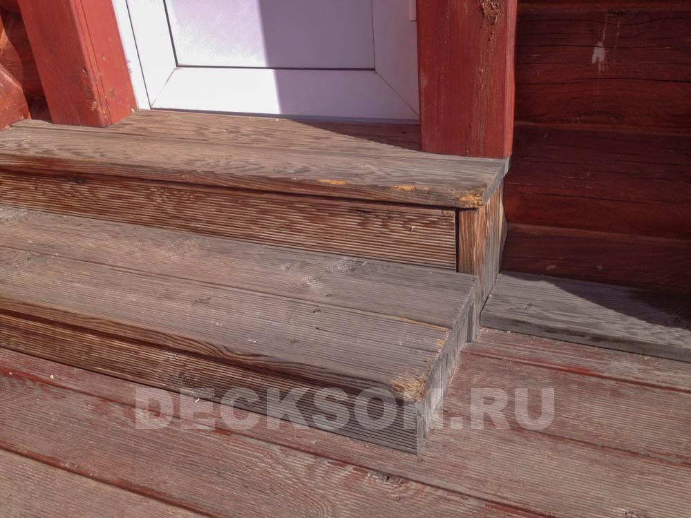 Уставшая лестница из двух деревянных ступеней фото