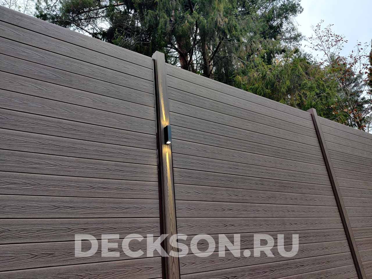Высокий забор из шип-паз доски с подсветкой фото